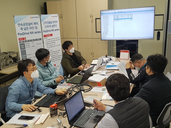 포스코ICT 시뮬레이션센터에서 중소기업 직원들을 대상으로 스마트팩토리 기술전수 교육이 진행되고 있다. [사진=포스코ICT]