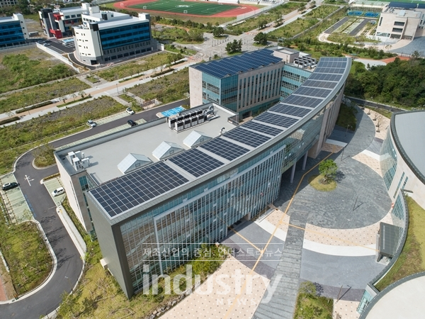 제주국제학교 ‘세인트존스베리아카데미 제주’에 약 45일의 기간 동안 314.82kW 용량의 BIPV가 설치됐다. 연간 344.727kWh/yr의 발전량을 생산 중이다. 사진은 제주국제학교 ‘세인트존스베리아카데미 제주’ 행정동 [사진=에이비엠]