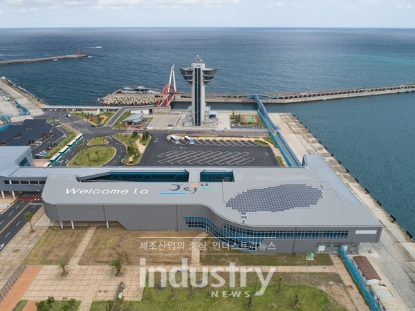제주항 국제여객터미널에 68.31kW 규모로 설치된 BIPV 전경. 연간 74,799kWh/yr 발전량을 생산해내며, 설치에 약 17일의 기간이 소요됐다. [사진=에이비엠]