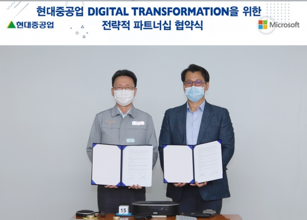 왼쪽부터 현대중공업 김태환 최고 디지털 책임자(CDO·ICT혁신센터장), 한국마이크로소프트 김원태 엔터프라이즈 글로벌 사업부문 전무가 디지털 트랜스포메이션을 위한 전략적 파트너십 협약을 맺고 있다. [사진=한국마이크로소프트]