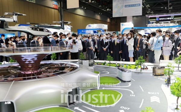 수소경제위원회 제1차 회의를 마친 정세균 국무총리는 ‘2020 수소모빌리티+쇼’ 개막식에서 “수소모빌리티산업은 우리나라의 경제 구조를 허리가 튼튼한 항아리형 경제로 만들 수 있는 효자산업”이라며, “2022년 민간 주도의 수소경제를 실현하기 위해 모든 정책적 지원을 아끼지 않을 것”이라고 말했다. [사진=산업통상자원부]