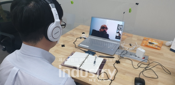 한국남동발전 협력중소기업 관계자가 7월 9일 온라인 화상회의 시스템을 통해 쿠웨이트 현지 바이어와 수출상담을 진행하고 있다. [사진=한국남동발전]
