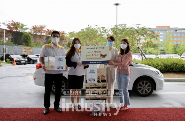 한국동서발전 직원들과 사회복지기관 관계자들이 초복 맞이 과일을 전달하고 기념 촬영을 하고 있다. [사진=한국동서발전]