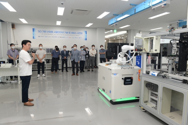 한국전자통신연구원(이하 ETRI)의 연구진들이 자체 개발한 5G 표준 규격(Rel-15) 기반 산업용 사물인터넷(IIoT) 이동통신 기술로 지난 7월 28일 경북 경산시 하양읍에 위치한 한국생산기술연구원 스마트공장(Model Factory)에서 제어 시연을 하고 있다. [사진=한국전자통신연구원]