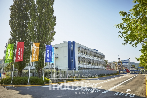 바스프가 생산하는 전 제품에 대해 총 온실가스 배출량을 합산한 ‘제품 탄소 발자국(Product Carbon Footprint, PCF)’ 정보를 제공할 예정이다. [사진=바스프]