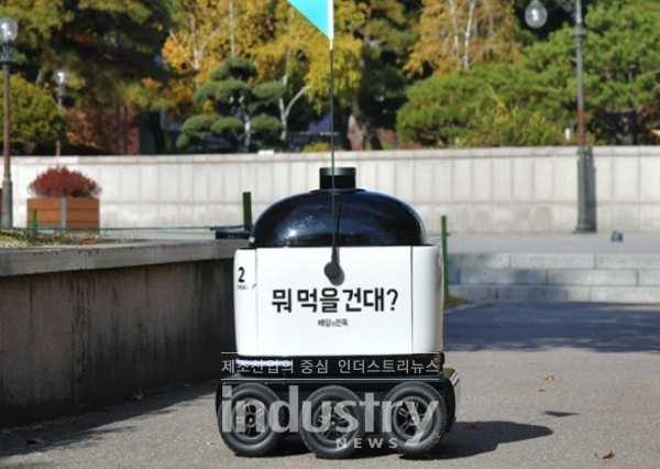 우아한형제들의 실내외 자율주행 배달로봇 [사진=과학기술정보통신부]