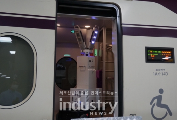 유버가 SRT 수서역 및 기차 내 객실에 원격 살균이 가능한 최첨단 자외선(UV) LED 살균로봇 3종을 공급했다. [사진=유버]