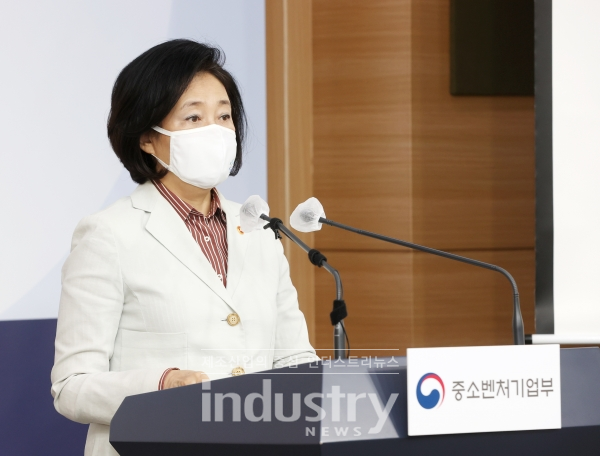 중기부 박영선 장관은 “향후 3년간은 굳건한 토대 위에서 중소·벤처·소상공인의 디지털화를 반드시 이뤄내 미래 국가경쟁력을 확보하는데 주력할 것”임을 강조했다. [사진=중기부]