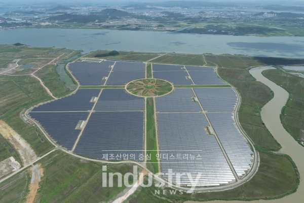 솔라시도 구성지구엔 올해 국내 최대 규모 태양광발전소(98MW, ESS 306MWh, 158만9,000㎡)와 썬가든이 준공됐다. [사진=전라남도]
