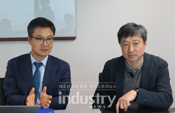 사진은 왼쪽부터 김흥식 지사장, 이원석 상무 [사진=아스펜테크]