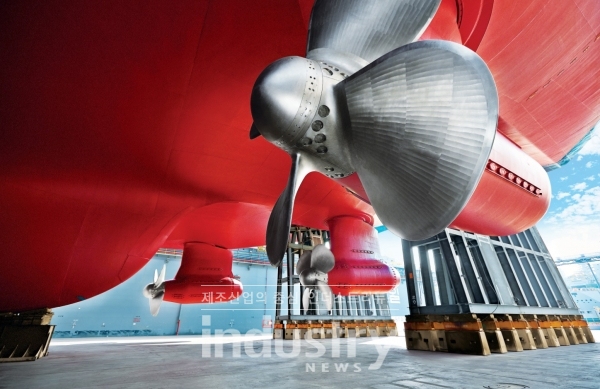 이번 수주는 2019년 ABB 마린 및 항만 사업본부의 최대 수주 실적 가운데 하나인 야말 LNG 프로젝트를 서비스하는 LNG선 15척에 대한 ABB 최첨단 기술이 성공적으로 적용되면서 성사됐다. 사진은 ABB 쇄빙 추진 시스템 프로펠러 [사진=ABB]