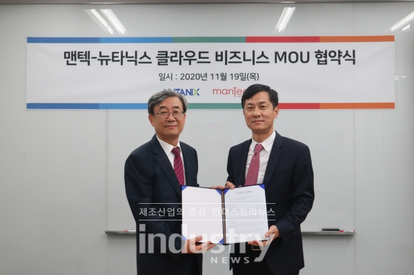 맨텍-뉴타닉스 MOU 협약식 기념 촬영을 하는 맨텍 김형일 대표(왼쪽)와 뉴타닉스 코리아 김종덕 지사장 [사진=뉴타닉스]