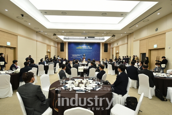 ‘2020 스마트팩토리 어워드’ 시상식에서는 지자체 공공부문 6개, 기업/솔루션부문 20개, 도입 운영부문 6개 등 총 32개 부문을 선정해 시상했다. [사진=인더스트리뉴스]