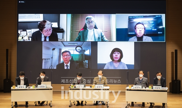 중부발전이 지난 12월 29일 제4회 KOMIPO 기후환경포럼을 유튜브 실시간 방송으로 진행하고 있다. [사진=한국중부발전]