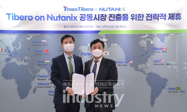 뉴타닉스와 티맥스티베로가 ‘Tibero on Nutanix 공동시장 진출을 위한 전략적 제휴’를 체결했다. 사진은 왼쪽부터 김종덕 뉴타닉스 코리아 사장, 이희상 티맥스티베로 대표. [사진=뉴타닉스]