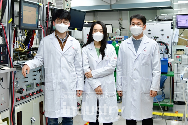 이번 기술개발을 주도한 KIST 수소 연료전지 연구단 박현서 책임연구원(좌), 임아연 연구원(중), 물질구조제어연구센터 김종민 선임연구원(우) [사진=KIST]
