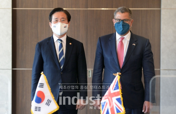 산업부 성윤모 장관이 알록 샤마 유엔 기후변화협약 당사국 총회 제26차 회의(COP26) 의장을 만나 ‘P4G 서울 정상회의’에 대한 관심과 지원을 요청했다. [사진=산업통상자원부]