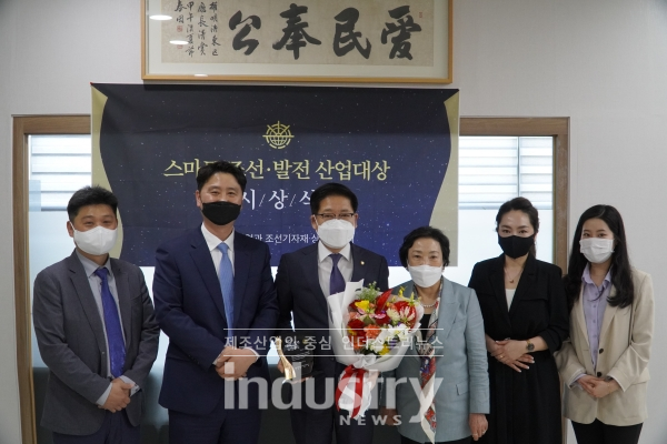4월 17일 권명호 국회의원이 조선 및 발전 산업의 상생협력을 통한 조선기자재 발전을 도모한 공로로 ‘조선기자재 상생협의체’로부터 대상을 수상했다.