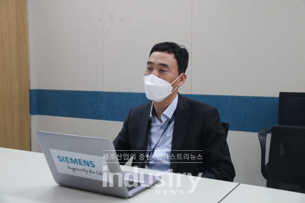 지멘스 드라이브담당 김상준 차장은 “지멘스의 컨트롤러는 PLC 기반의 언어로 모션제어까지 가능한 구조로 PLC 엔지니어 한명이 모든 기능에 관여해 유지보수 할 수 있다”고 강조했다. [사진=인더스트리뉴스]