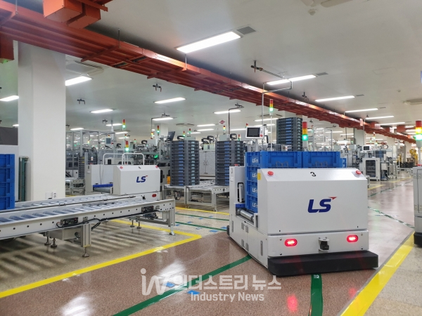 LS일렉트릭 청주 스마트공장에서 무인운반차량(AGV)가 제품을 싣고 이동하고 있는 모습 [사진=LS일렉트릭]