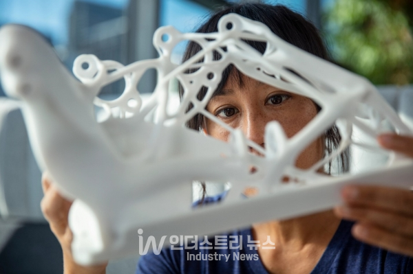 Fusion 360의 제너레이티브 디자인 익스텐션을 사용해 3D 프린팅으로 제작한 부품 프로토타입 [사진=오토데스크]