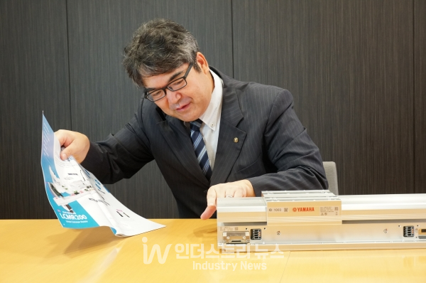 야마하 후쿠카와(Fukukawa) 영업부장이 LCMR200을 시연하고 있다. [사진=야마하]