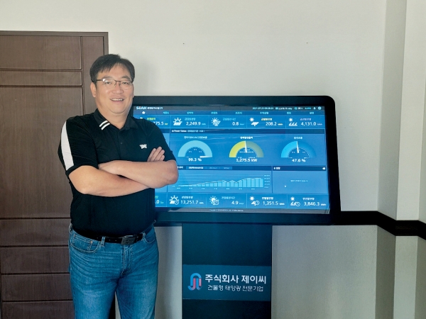 제이씨 김진호 대표는 “제이씨는 홑강판, 샌드위치판넬에 플라스틱 캡을 철거하고 금속캡을 설치해 기존 볼트구멍 노출을 없애는 무타공 공법으로 누수를 최소화 할 수 있는 볼트프리캡시스템 기술로 시장에서 호응을 얻고 있다”고 밝혔다. [사진=제이씨]