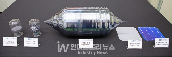 태양광 폐패널로부터 회수한 실리콘(분말과 스크랩 형태)과 이를 재활용해 만든 단결정 잉곳, 웨이퍼 및 태양전지 [사진=한국에너지기술연구원]