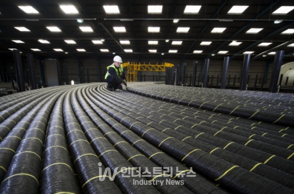 해저케이블 선적 작업  [사진=JDR Cable Systems ]