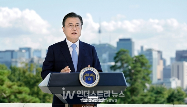 문재인 대통령이 7일 제2회 푸른 하늘의 날을 맞아 녹화된 영상을 통해 기념메시지를 전하고 있다. (사진=청와대)