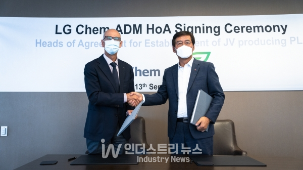 (왼쪽부터)ADM CEO 후안 루시아노(Juan Luciano) 회장, LG화학 CEO 신학철 부회장이 ‘LA(Lactic Acid) 및 PLA(Poly Lactic Acid) 합작법인 설립을 위한 주요조건합의서(HOA)’를 체결한 뒤 기념촬영을 하고 있다. [사진=LG화학]
