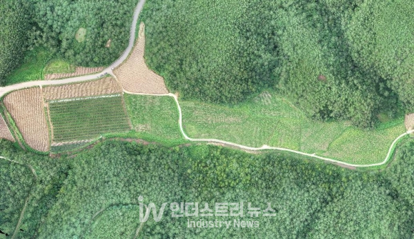 이제 드론은 태양광발전 시스템의 부지선정 및 설계, 건설 단계 및 공정 관리, 준공 시 PV모듈 점검, 주기적 점검, 수시 점검 등 태양광 발전의 전주기에 걸쳐 사용되며, 그 효율성을 인정받고 있다. [사진=메타파스]<br>