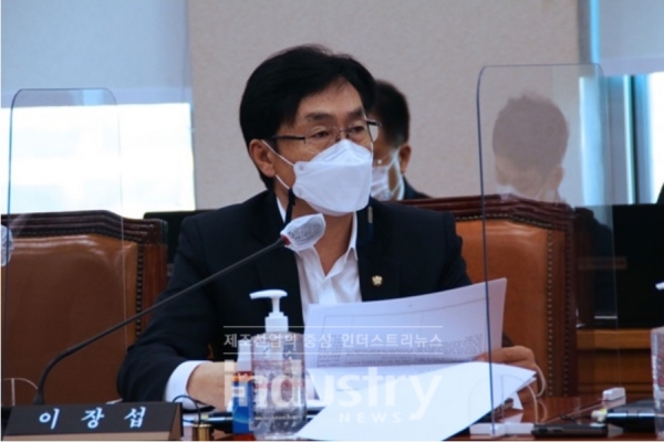 이장섭 의원은 “송변전망구축 26개 사업 중 계획대로라면 현재 18개 사업이 준공을 완료했어야 하나, 실제 사업완료는 5곳(28%)에 불과하다”고 지적했다. [사진=인더스트리뉴스]