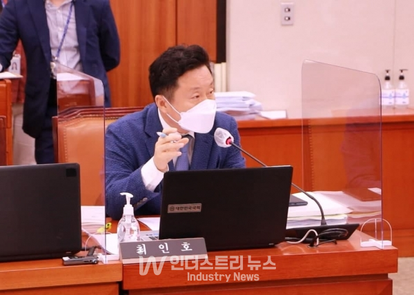 최의원은 “민간 은행의 선박금융 시장 참여를 높이고, 해운 선사의 선박 발주 리스크 부담을 줄이기 위해서는 프랑스, 일본에서 시행중인 조세리스 제도를 국내에도 빨리 도입해야 한다”고 주장했다.