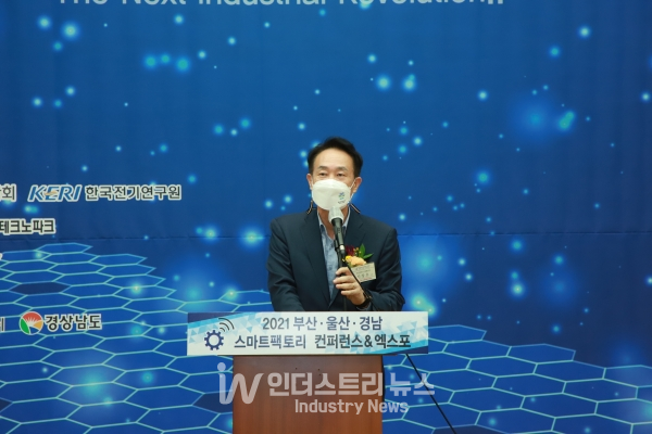 부산광역시 산업통상국 신창호 국장은 “스마트팩토리는 피할 수 없는 세계적 흐름으로, 선제적으로 대응해 나가야 한다”면서, “부산, 울산, 경남의 제조업 부흥을 위해 국가적 차원의 많은 관심과 지원을 부탁한다”고 전했다. [사진=인더스트리뉴스]<br>