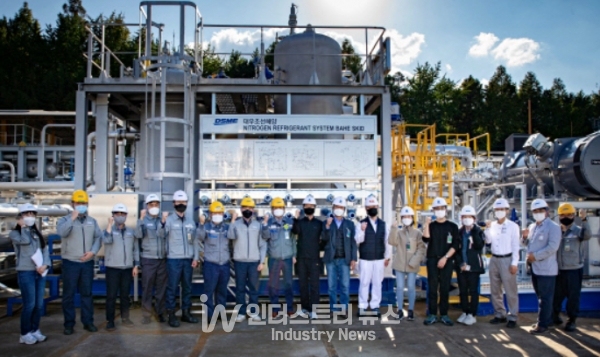 10월 25일 대우조선해양 에너지시스템 실험센터에서 열린 ‘NRS 설비 시연회’에서 대우조선해양과 한국가스공사 양사 관계자들이 기념촬영을 하고 있다. [사진=대우조선해양]