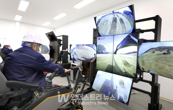 볼보건설기계 엔지니어들이 원격관제센터에서 5G 원격제어 솔루션의 실시간 영상을 보며 흙을 쌓고 땅을 파는 트렌치 작업을 하는 모습. [사진=LG유플러스]