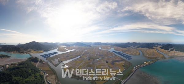 ‘해창만 수상태양광’은 해창만에 95㎿급 용량으로 건설되는 국내 최대 규모의 수상태양광 사업이다. 국내 최초 지자체 주도형 재생에너지 사업이자 지역민과 이익을 공유하는 주민참여형 수상태양광 사례다. 해창만 수상태양광 조감도 [사진=한국남동발전]
