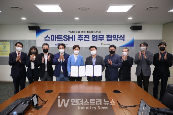 이지은 한국마이크로소프트 대표(왼쪽에서 5번째)와 배진한 삼성중공업 경영지원실장∙CFO(왼쪽에서 6번째) 등 양사 관계자들이 스마트 SHI 업무협약식에서 기념사진을 촬영하고 있다. [사진=마이크로소프트]