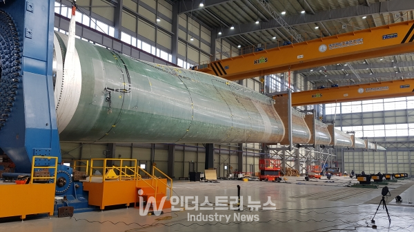 본 연구성과는 산업통상자원부 에너지기술개발사업의 ‘8MW급 대용량 해상풍력발전시스템 개발’ 과제와 ‘8MW급 대형 풍력 블레이드 수직 정하중시험 및 다점가진 피로시험 기술 개발’ 과제를 통해 수행됐다. [사진=재료연]
