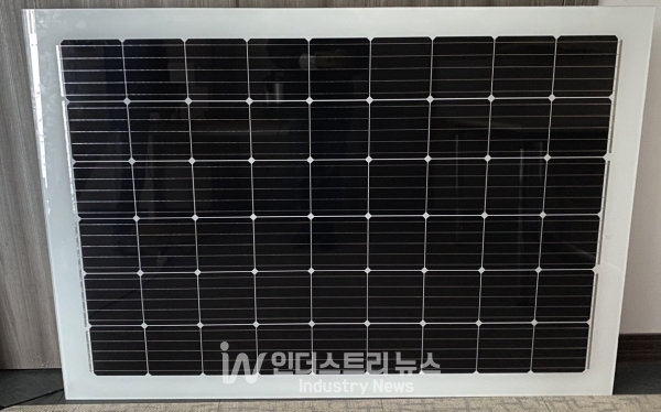 지난 8월 KS인증을 획득한 에스케이솔라에너지의 BIPV 모듈 [사진=에스케이솔라에너지]