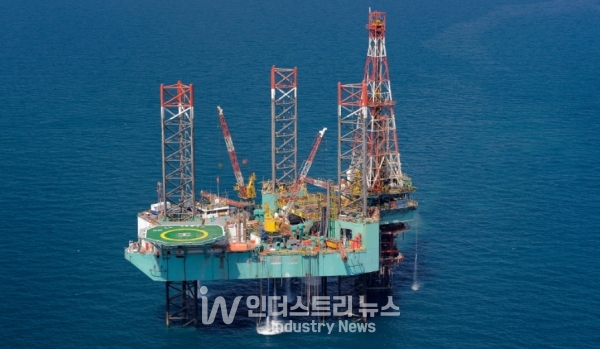 석유가스 메이저 업계들은 해양플랜트에서 생성되는 탄소발자국을 줄이기 위한 친환경 송전망 시스템 구축에 나서고 있는 양상이다. [사진=ADNOC]
