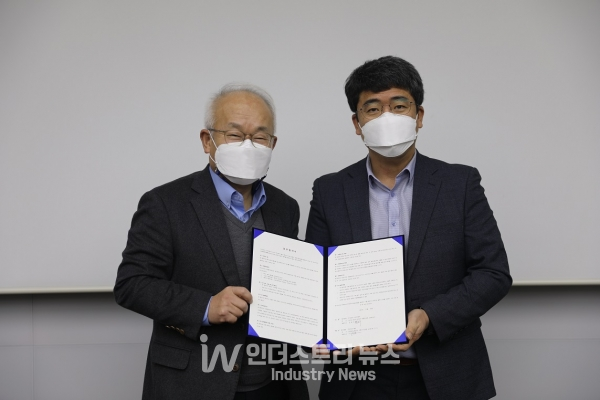신성이엔지가 SiC(실리콘카바이드) 웨이퍼 양산을 준비하는 쎄닉과 클린룸 일괄공사 계약을 체결했다. (왼쪽부터)신성이엔지 안윤수 대표, 쎄닉 구갑렬 대표