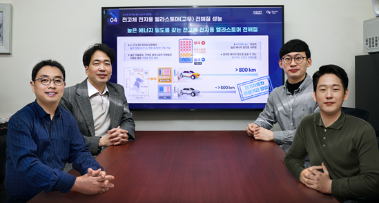 KAIST 김범준‧조지아공대 이승우 교수 연구팀이 세계 최고 성능의 전고체 리튬메탈전지(all-solid-state Li-metal battery)를 개발했다. (왼쪽부터) 이승우 교수, 김범준 교수, 한정훈 연구원, 이승훈 연구원 [사진=KAIST]