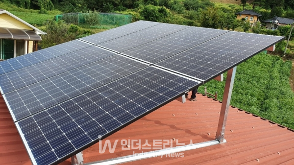 충북도가 에너지 취약계층에 주택용 태양광을 무료 설치해 주며 에너지 나눔에 앞장서고 있다. [사진=충북도]
