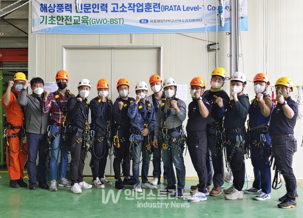 4월 14일 해상풍력 고소작업 훈련에 참여한 중부발전 교육생이 단체 사진 촬영을 하고 있다. [사진=한국중부발전]