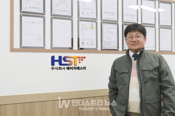 에이치에스티 황성태 대표는 “수소연료전지와 태양광 폐패널 재활용 기술을 활용해 탄소중립 실현에 최선을 다하는 친환경 종합에너지그룹으로 자리매김할 계획”이라며, “더 효율적인 태양광발전소를 만들고, 수익을 지역 사회와 직원 모두가 나누는 회사를 만드는 게 기업 비전이자 미션”이라고 말했다. [사진=인더스트리뉴스]