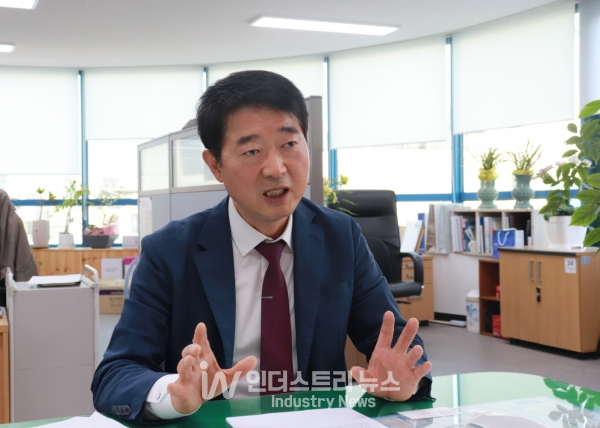 충청북도 에너지과 나동희 과장은 “에너지과의 최고 강점은 도청 내 최고 수준의 ‘에너지 전문가들로 구성된 인적자원’과 ‘현장 중심 정책’”이라며, “‘우리의 문제는 현장에 답이 있다’를 늘 마음에 새기고 현장의 애로사항을 수시로 발굴하고 지원해주고 있다”고 말했다. [사진=인더스트리뉴스]