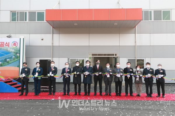 충북도는 지난해 12월 태양광 폐모듈을 처리할 수 있는 시설인 태양광 모듈연구센터를 준공식을 열었다. [사진=충북도]