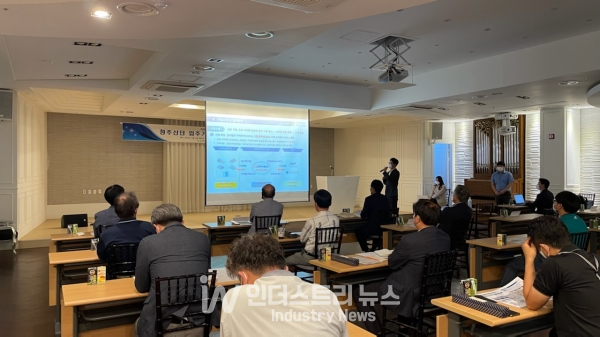 충북도는 지난해 10월 저탄소 친환경 그린산단 조성을 위한 ‘산단 입주기업 태양광 보급 사업설명회’를 진행했다. 현재까지 긍정적인 반응으로 타 지역 기업에서도 문의가 이어지고 있다. [사진=충북도]